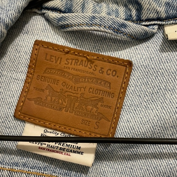 Levi’s light wash boyfriend fit jean jacket - Picture 3 of 5